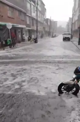 Granizada intensa causa hundimiento vial y emergencias en múltiples puntos de Bogotá