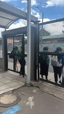 Guardia Indígena retiene a funcionarios judiciales en Paloquemao, Bogotá, en jornada de protestas