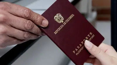 Gustavo Petro presenta el nuevo pasaporte colombiano con diseño de vanguardia