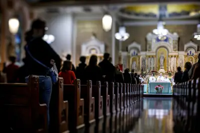 Historiador cuestiona manipulación del sentido divino en tragedias políticas y médicas