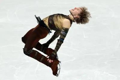 Ilia Malinin ejecuta histórico backflip prohibido y lleva oro a EE.UU. en patinaje olímpico