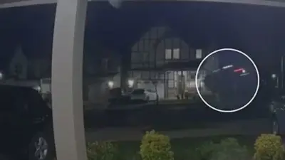 Impactante accidente en EE.UU.: vehículo sale volando y se incrusta en una casa