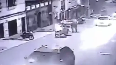 Impactante ataque a policías en Medellín: hombre en moto dispara a quemarropa