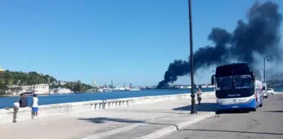 Incendio de gran magnitud en refinería de La Habana: humo visible desde la bahía