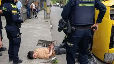 Intensa persecución policial termina con taxi volcado en Medellín tras balacera