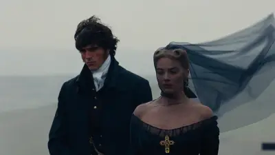 Jacob Elordi y Margot Robbie exploran la obsesión en 'Cumbres boscarrosas'