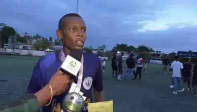 Joven futbolista viraliza gesto de gratitud al entregar premio de 500 mil pesos a su madre