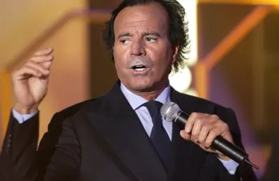 Julio Iglesias demanda a vicepresidenta española Yolanda Díaz por acusaciones de abuso sexual