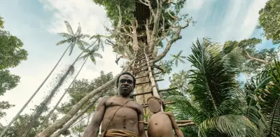 Korowai: la tribu de Papúa que vive en casas a 30 metros de altura y su contacto con el mundo