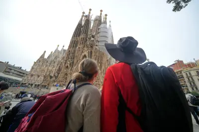 La Sagrada Familia culmina su torre central con cruz de 17 metros, alcanzando récord mundial