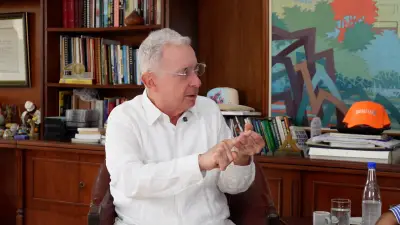 Álvaro Uribe confirma su regreso al Senado en 2026 y critica duramente al gobierno de Petro