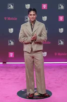 Maluma, Ryan Castro y más colombianos deslumbran en Premio Lo Nuestro 2026 con moda nacional