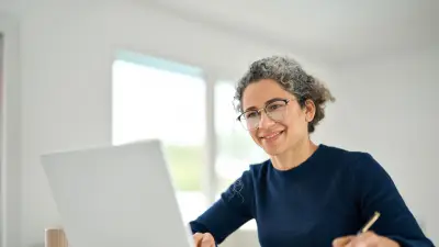 Medellín impulsa inclusión digital para adultos mayores con programa de formación tecnológica