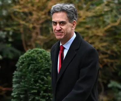 Miliband defiende acuerdo climático con California pese a críticas de Trump y Reform UK