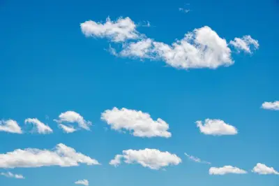 Mirar las nubes: una lección espiritual sobre cómo nuestra mirada interior moldea la realidad