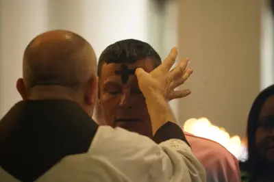 Miércoles de Ceniza: La Iglesia Católica aclara si es pecado quitarse la cruz de ceniza