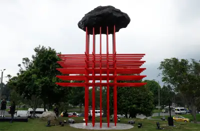 Monumento 'Umbral' en Bogotá rinde homenaje permanente a 460 profesionales de salud fallecidos en pandemia