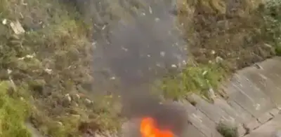 Motociclista incendia su vehículo tras recibir comparendos por invadir andenes en Bogotá