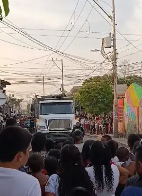 Mujer muere bajo llantas de volqueta en accidente de moto en Cartagena