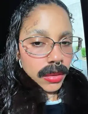 Mujeres lucen bigote en redes sociales como símbolo de libertad corporal y autenticidad