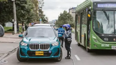Multas de 1,2 millones por usar el celular en trancones: nueva medida de tránsito