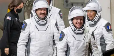 Nueva tripulación de la NASA llega a la EEI tras evacuación médica histórica