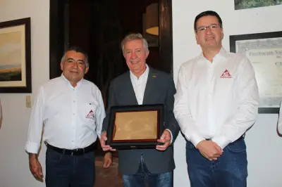 Oswaldo Acevedo, pionero del Café Mesa de Los Santos, recibe condecoración nacional por su legado cafetero