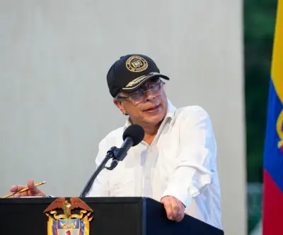 Petro respeta decisión sobre salario mínimo pero actuará conforme a la Constitución