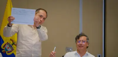 Petro y su gabinete firman solicitud para Asamblea Constituyente en medio de críticas