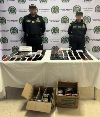 Policía de Cartagena recupera 18 celulares hurtados e incauta 35 más en allanamiento
