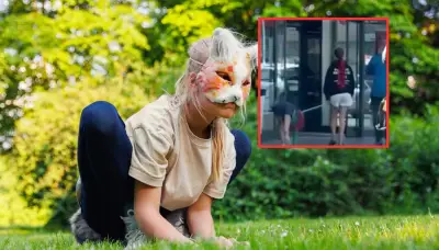 Polémica en España: mujer pasea a su pareja 'therian' con correa como si fuera mascota