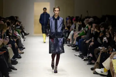 Prada presenta colección otoño-invierno con desfile de capas y transparencias en Milán