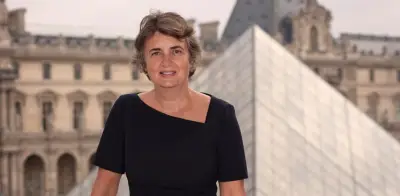 Presidenta del Louvre renuncia tras escándalos de seguridad y robos millonarios