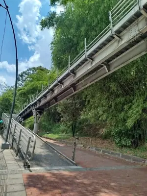 Puente peatonal vandalizado en Bucaramanga genera alerta por riesgo de accidentes