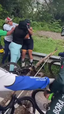 Riña entre dos ciclistas en vía pública por presunta infidelidad se viraliza en redes sociales