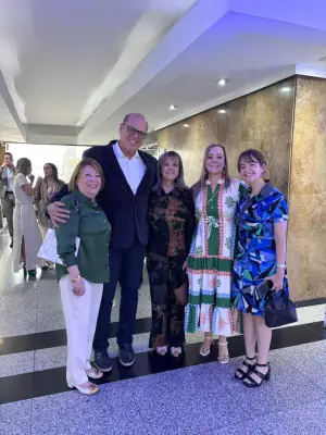 Silvia Pinto Frattali celebra su graduación universitaria en Bogotá
