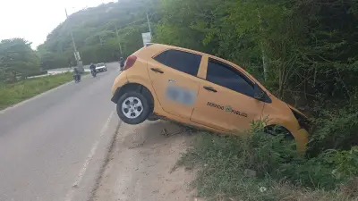 Taxista huye tras atropellar a peatona y termina atrapado en cuneta en Cartagena