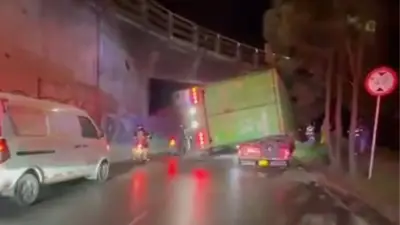 Tractocamión se voltea y aplasta camioneta en la Circunvalar de Bogotá