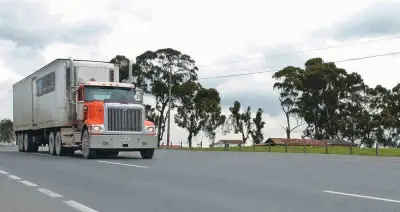 Tragedia vial en Guaduas: Motociclista muere tras choque con puerta y atropello por tractomula