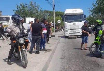 Tragedia vial en Soledad: motociclista muere atropellado por tractocamión