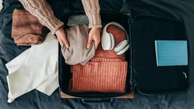 Tres tonos de ropa que optimizan el espacio en tu maleta de viaje