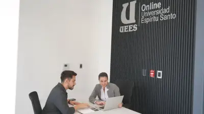 UEES ofrece becas completas para más de 20 cursos virtuales en IA y liderazgo