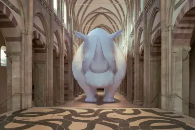 Un rinoceronte inflable gigante transforma una iglesia medieval alemana en obra de arte