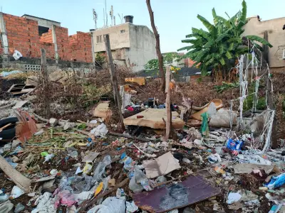 Vecinos de San Fernando en Cartagena denuncian lote convertido en basurero y riesgo de dengue