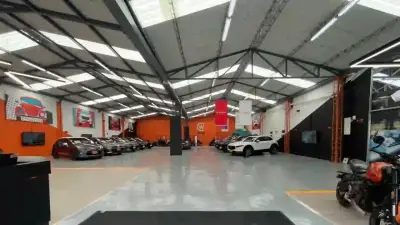 Venta de carros usados en Colombia alcanza récord histórico con más de 1,2 millones de traspasos en 2025