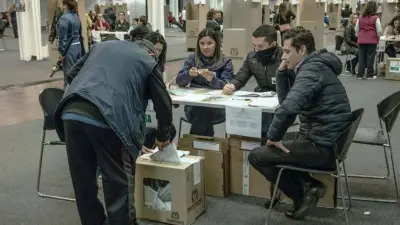 Viaje programado y designado como jurado de votación: cómo solicitar exoneración legalmente