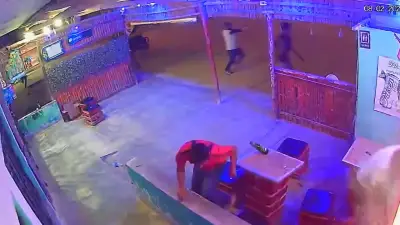 Video capta asesinato de barbero en bar por hombres armados en Colombia