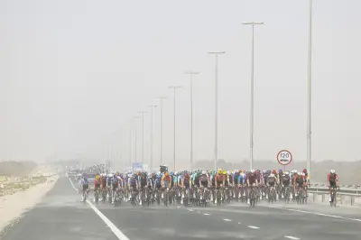 Viento y caída marcan inicio del UAE Tour 2026: Del Toro sorprende, colombianos resisten