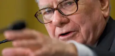 Warren Buffett reduce participación en Apple y Amazon mientras apuesta por The New York Times