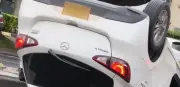 Accidente vial en Cali: Mazda blanco se volcó en la Avenida Roosevelt con derrame de combustible